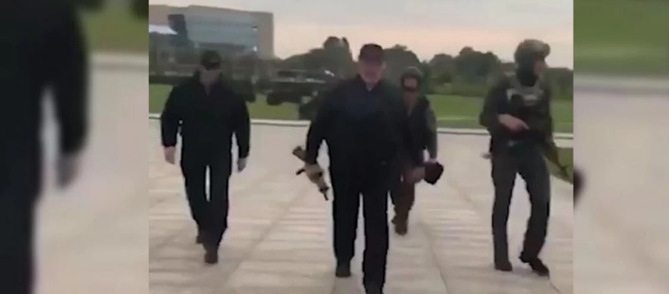 Λευκορωσία: Με τουφέκι στο χέρι φωτογραφίζεται ο Α.Λουκασένκο - Μήνυμα στους διαδηλωτές (βίντεο)